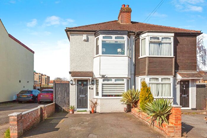 2 Bedroom Semi-Detached House For Sale In Grays Road, Slough, SL1