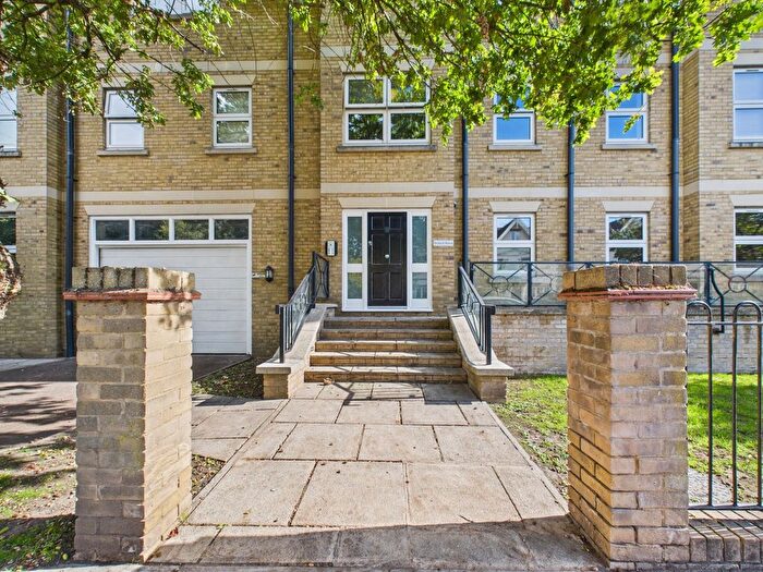 1 Bedroom Flat To Rent In Leacroft, Staines-Upon-Thames, Surrey, TW18