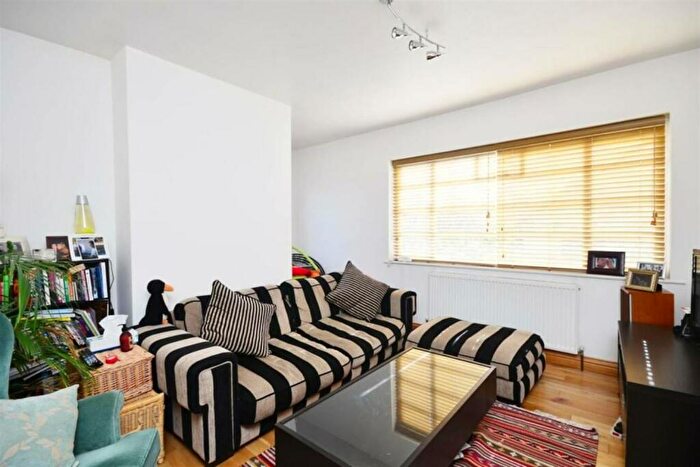 2 Bedroom Flat To Rent In Ossulton Way, Hampstead Garden Suburb, N2