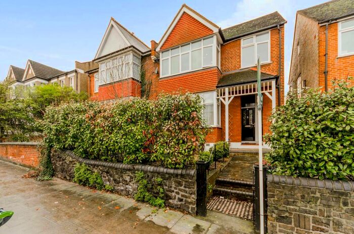 3 Bedroom Flat To Rent In Brownlow Road, Harringay, London, N11