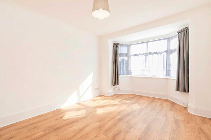 3 Bedroom Flat To Rent In Lancaster Road, London, NW10