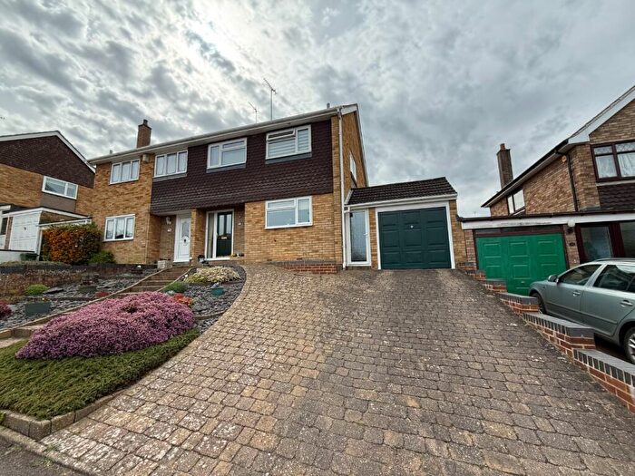 3 Bedroom Semi Detached House For Sale In Lowther Road, Dunstable, Bedfordshire, LU6