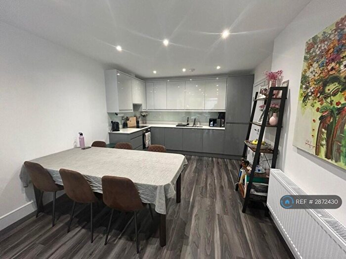 3 Bedroom Flat To Rent In Finchley Lane, London, NW4