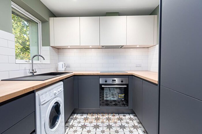 2 Bedroom Flat For Sale In Three Bridges Road, Elmcroft Court, RH10