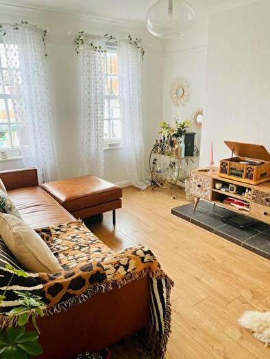 1 Bedroom Flat To Rent In High Street, Weybridge, KT13