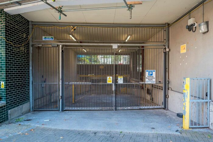 Parking/garage To Rent In Oak Square, Brixton, London, SW9