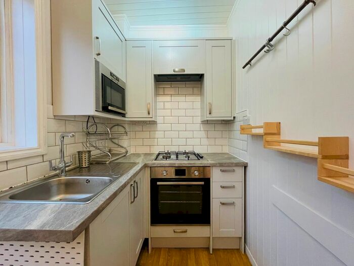 2 Bedroom Flat To Rent In Ashvale Road, London, SW17