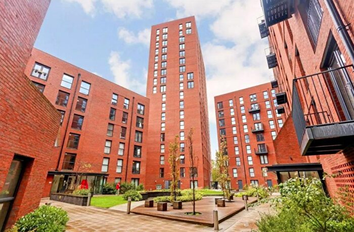 3 Bedroom Flat To Rent In Sillavan Way, Salford, M3