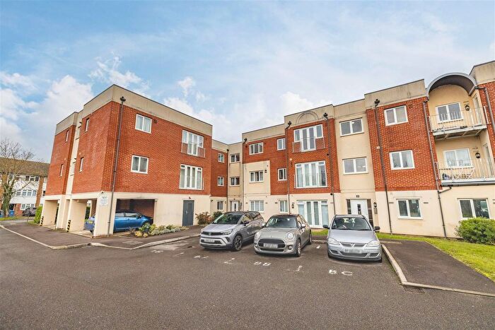 2 Bedroom Flat For Sale In Wolf Lane, Windsor, SL4