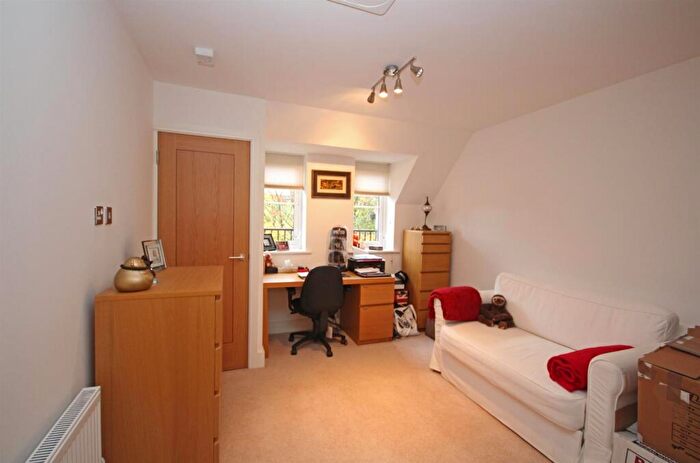 2 Bedroom Apartment To Rent In Waterhouse Lane, KT20