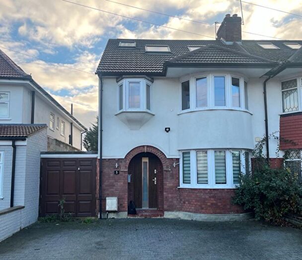 4 Bedroom Semi Detached House For Sale In Rowantree Road, Winchmore Hill, London, N21