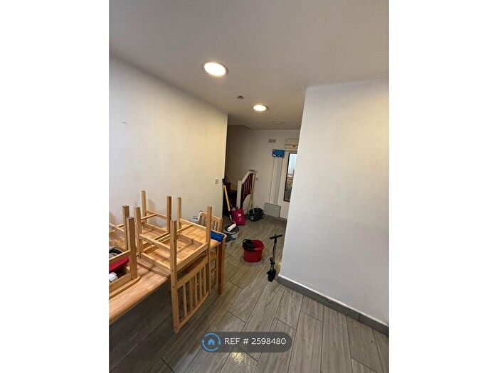 2 Bedroom Flat To Rent In Ferndale Road, London, SW9