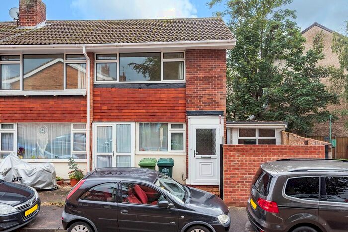 2 Bedroom Flat To Rent In Cliveden Place, Shepperton, TW17