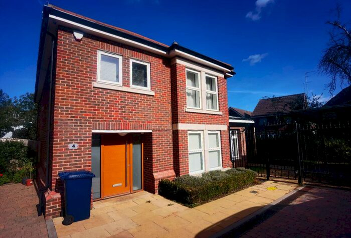 4 Bedroom Detached House To Rent In Harris Close, Friern Barnet, London, N11