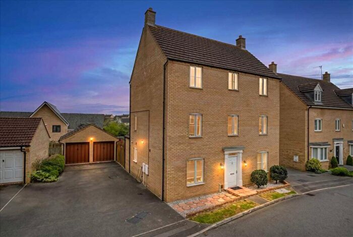 6 Bedroom Detached House For Sale In Lockhart Avenue, Oxley Park, Milton Keynes, MK4