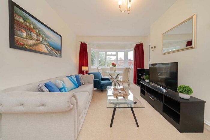 1 Bedroom Flat To Rent In Barons Court Road, West Kensington, W14