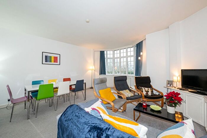 3 Bedroom Flat For Sale In Queenswood Court, Kings Avenue, Clapham, London, SW4