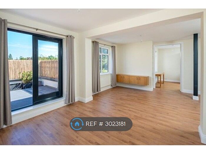 2 Bedroom Flat To Rent In Coppetts Road, London, N10