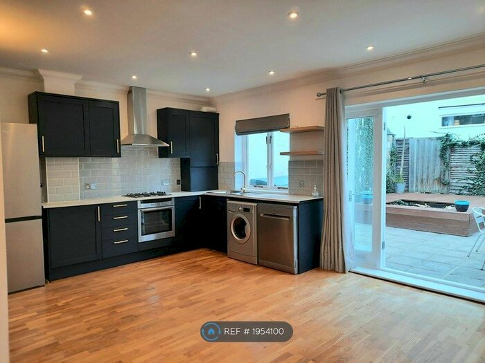 2 Bedroom Flat To Rent In Balham, London, SW12