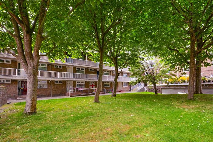 2 Bedroom Flat For Sale In Gough Walk, London, E14