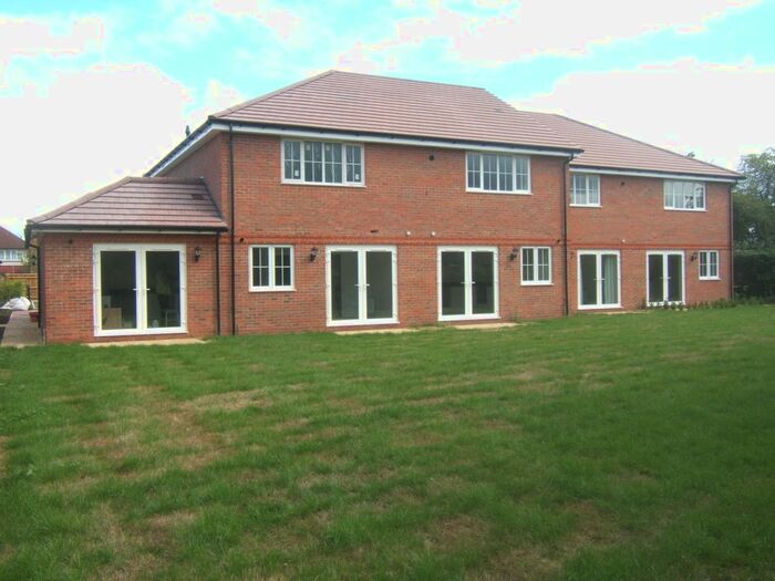 1 Bedroom Flat To Rent In Hanover Close, Ashford TW15