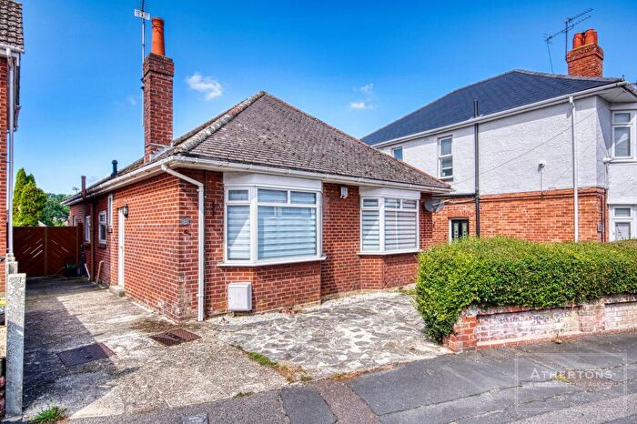 3 Bedroom Detached Bungalow For Sale In Howeth Road, Bournemouth, BH10