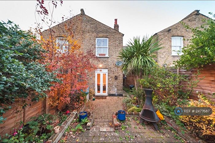 2 Bedroom Flat To Rent In Cavendish Road, London, SW12