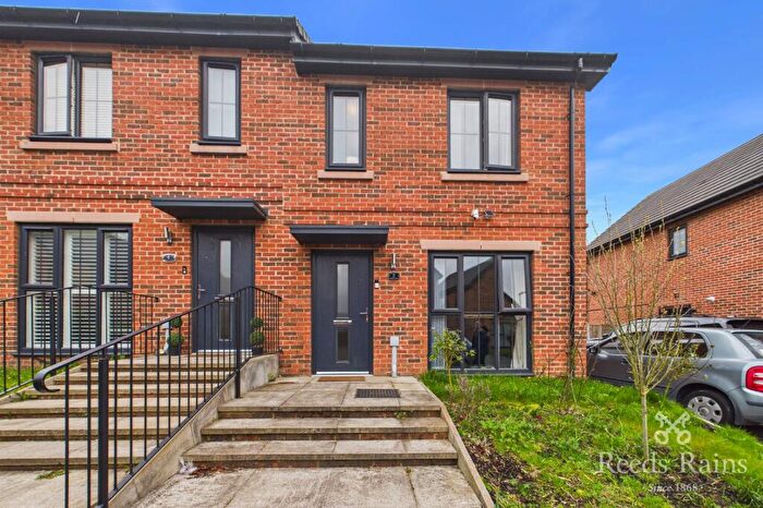 3 Bedroom Semi-Detached House For Sale In Lodgeside Avenue, Salford, Greater Manchester, M7