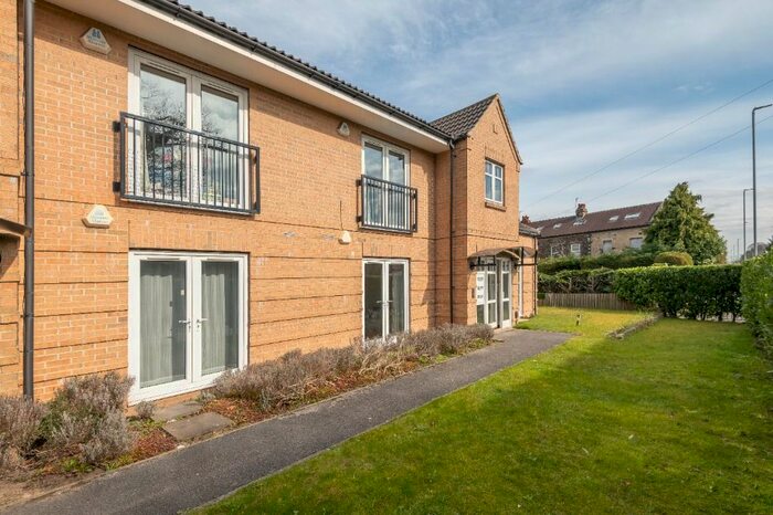 2 Bedroom Flat To Rent In Bramble Mews, Shadwell Lane, Alwoodley, Leeds, LS17