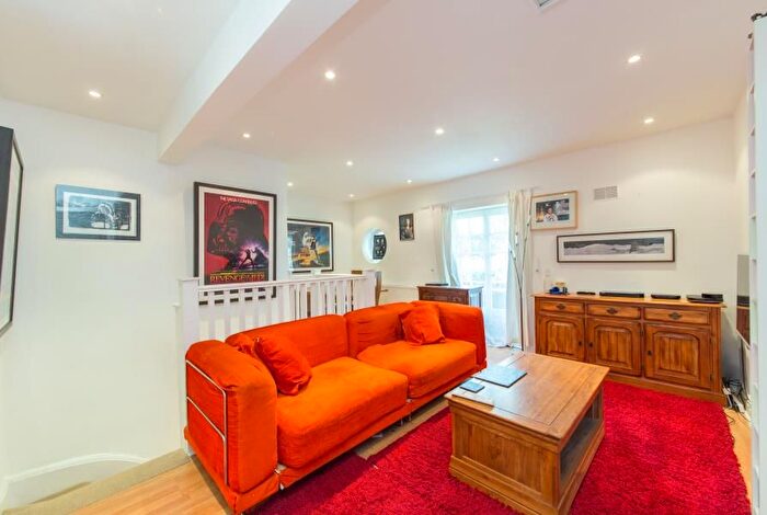 2 Bedroom Property To Rent In Neale Close, Hampstead Garden Suburb, N2