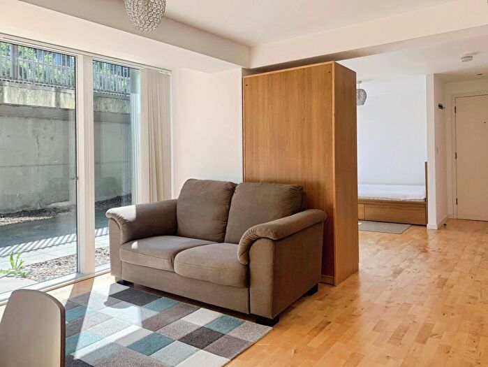 Flat To Rent In Saxton, The Avenue, Leeds, West Yorkshire, LS9