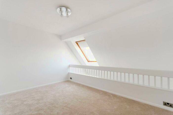 2 Bedroom Maisonette To Rent In Windmill Rise, North Kingston, Kingston Upon Thames, KT2