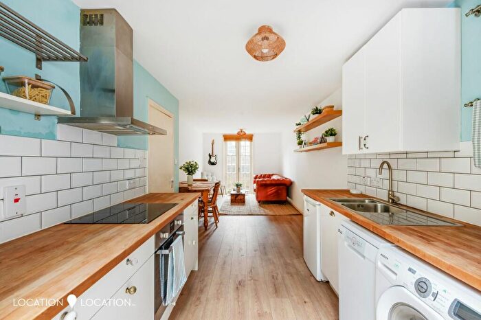 1 Bedroom Flat For Sale In Shacklewell Lane, London, E8
