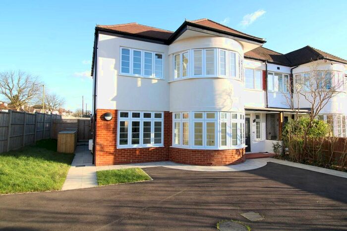 2 Bedroom Flat To Rent In Strafford Gate, Potters Bar EN6