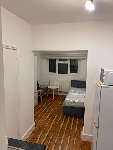 Studio To Rent In Walpole Road, London, N17