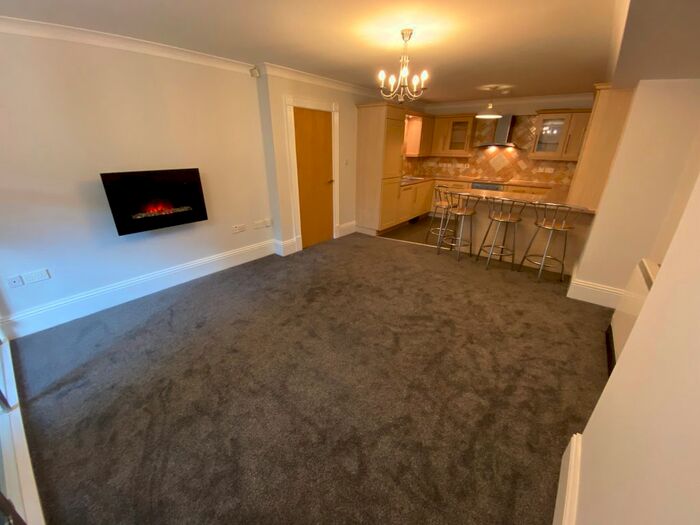 3 Bedroom Maisonette To Rent In Heaton Moor Road, Heaton Moor, Stockport, SK4