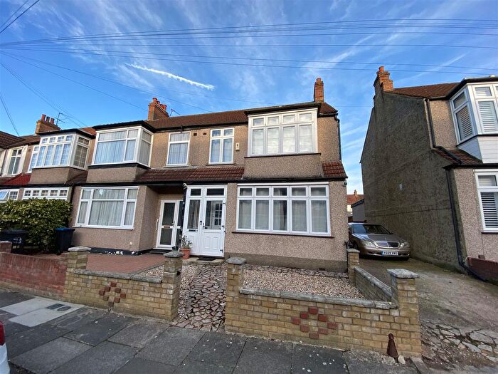 3 Bedroom Property To Rent In Middle Way, London, SW16