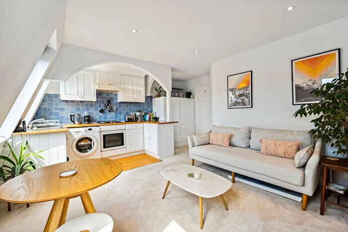 2 Bedroom Flat To Rent In Mirabel Road, Fulham, London, SW6
