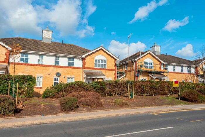 2 Bedroom Flat To Rent In Mays Lane, Barnet, EN5