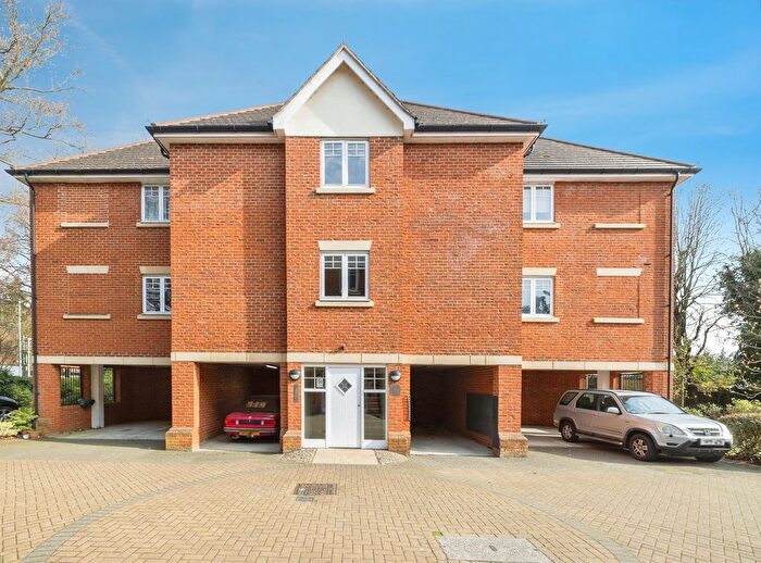 2 Bedroom Flat For Sale In Priory Fields, Watford, WD17