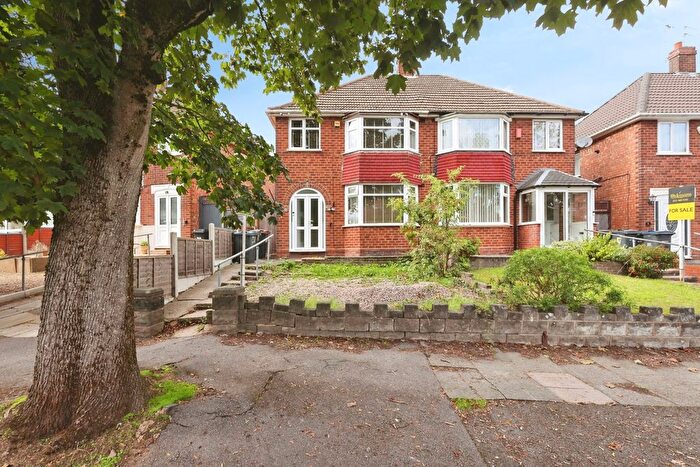 3 Bedroom Semi Detached House For Sale In Kingshurst Road, Birmingham, West Midlands, B31