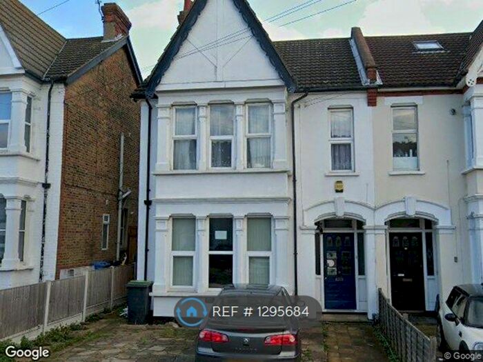 3 Bedroom Flat To Rent In Meteor Road, Westcliff-On-Sea SS0