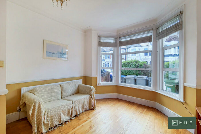 2 Bedroom Ground Flat To Rent In Purves Road, Kensal RIse, NW10