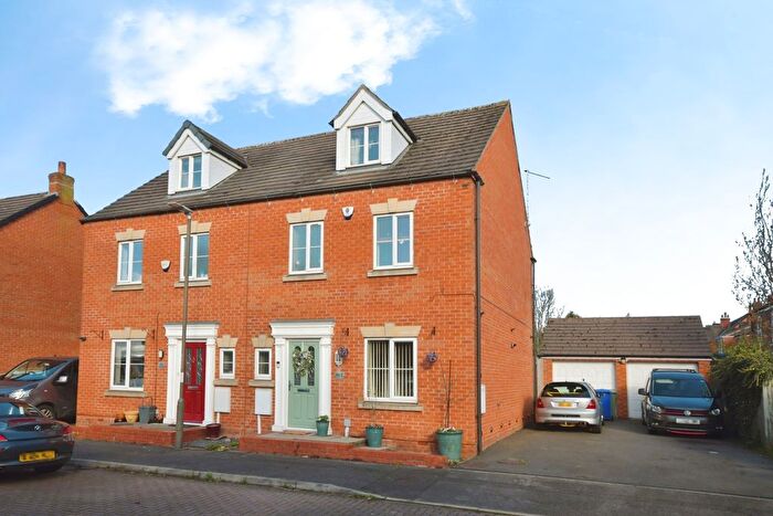 4 Bedroom Semi Detached House For Sale In Sandringham Close, Chesterfield, Derbyshire, S41