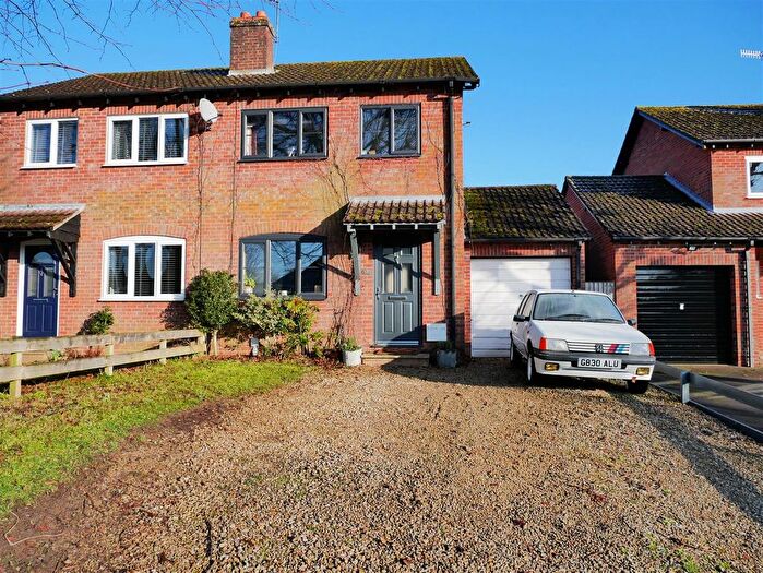 3 Bedroom Semi Detached House For Sale In Ebor Paddock, Calne, SN11