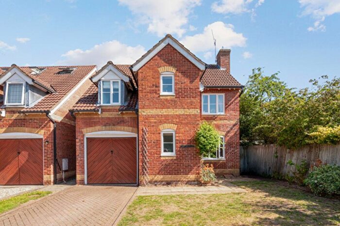 3 Bedroom Detached House For Sale In Davis Road, Weybridge, KT13