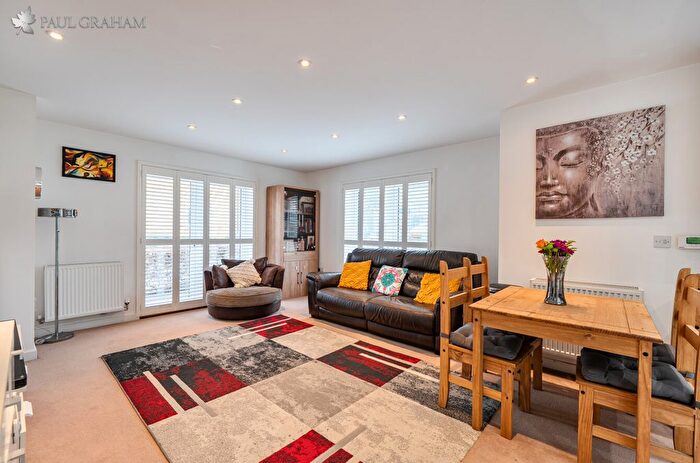 2 Bedroom Flat For Sale In Honeysuckle Court, Damson Way, SM5