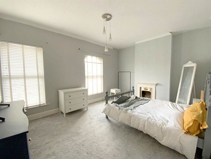 3 Bedroom Terraced House For Sale In Welholme Road, Grimsby, DN32