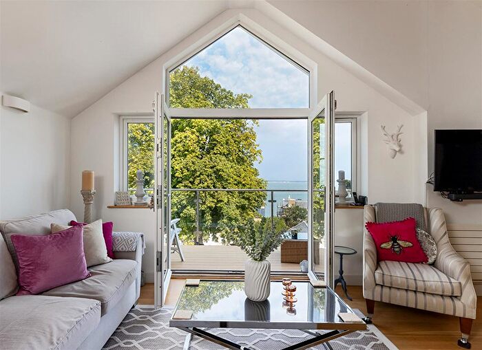 5 Bedroom Detached House For Sale In Marine View Close, Cowes, PO31