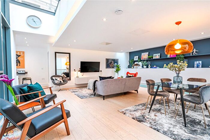 3 Bedroom Flat To Rent In Lincoln's Inn Fields, London, WC2A